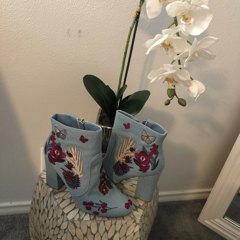 Light blue denim ankle boots w/floral embroidered